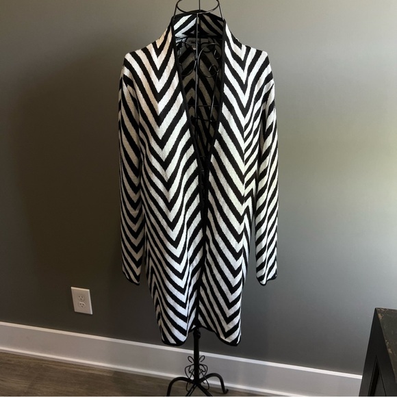 Jones Studio Women’s Black and White Chevron Cardigan Sweater - Picture 1 of 8
